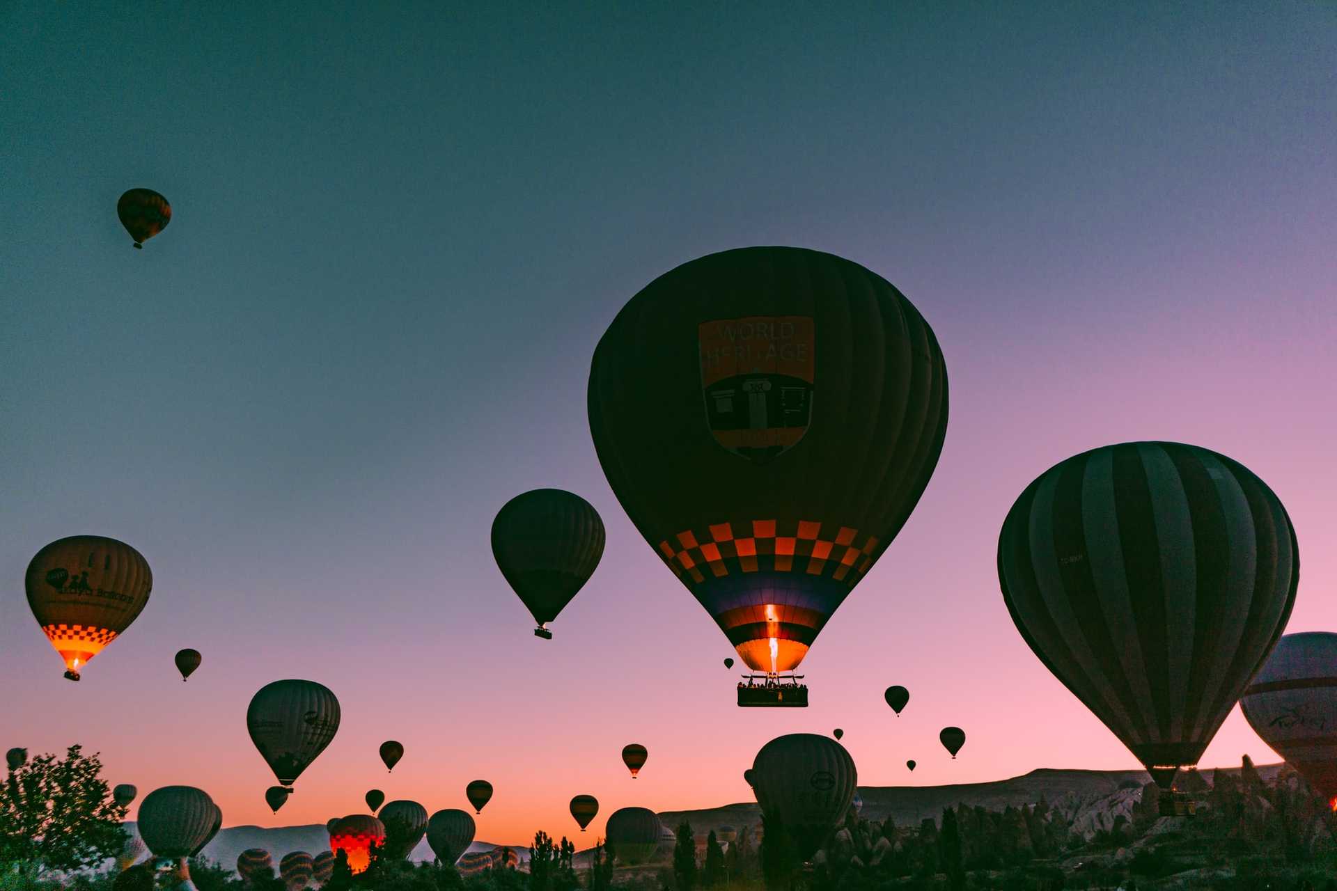 Kapadokya, Türkiye'de şafakta renkli sıcak hava balonları